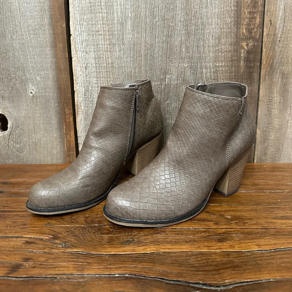 American Eagle Faux Leather Bootie in Gray Tones Size 9.5 Women’s